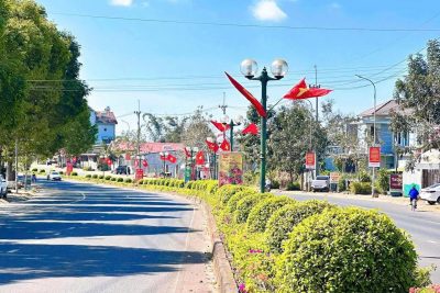 Phường Đông Gia Nghĩa rực rỡ cờ, pano chào mừng Đại hội Đảng toàn quốc lần thứ XIV 🇻🇳🎉         Những ngày này, phường Đông Gia Nghĩa khoác lên mình diện mạo mới với sắc đỏ rực rỡ của cờ Tổ quốc, băng rôn, pano, áp phích, khẩu hiệu tuyên truyền 🚩✨. Các tuyến đường trục chính, khu trung tâm và khu dân cư được trang hoàng đồng bộ, tạo không khí trang trọng, phấn khởi hướng về Đại hội đại biểu toàn quốc lần thứ XIV của Đảng – sự kiện chính trị trọng đại của đất nước 📢.         Theo kế hoạch, Đại hội sẽ diễn ra từ ngày 19 đến 25/01/2026 tại Thủ đô Hà Nội 🏛️.          Hòa chung không khí thiêng liêng, tự hào của cả nước, công tác tuyên truyền trực quan tại phường Đông Gia Nghĩa được triển khai đồng bộ, hiệu quả 🎯. Cờ Tổ quốc tung bay trên các tuyến đường, băng rôn, khẩu hiệu được bố trí trang trọng; sắc đỏ cờ hoa lan tỏa khắp các khu dân cư, thể hiện niềm tin, sự kỳ vọng và tinh thần trách nhiệm của cán bộ, đảng viên và Nhân dân hướng về Đại hội 🇻🇳🤝.          Việc trang trí, tuyên truyền chào mừng Đại hội XIV không chỉ mang ý nghĩa chính trị – văn hóa sâu sắc 🎨📘, mà còn góp phần giáo dục truyền thống cách mạng, bồi đắp niềm tự hào dân tộc, củng cố niềm tin của Nhân dân đối với sự lãnh đạo của Đảng; qua đó khơi dậy tinh thần đoàn kết, ý chí vươn lên, quyết tâm thực hiện thắng lợi các nhiệm vụ phát triển kinh tế – xã hội của địa phương 💪🌱.           Với phương châm “Đoàn kết – Dân chủ – Kỷ cương – Đột phá – Phát triển” ⭐, Đại hội đại biểu toàn quốc lần thứ XIV của Đảng có ý nghĩa đặc biệt quan trọng, định hướng tầm nhìn và các quyết sách chiến lược, tạo nền tảng để đất nước vững bước tiến vào kỷ nguyên phát triển mới 🚀.         Trong không khí rực rỡ cờ hoa, phường Đông Gia Nghĩa thể hiện rõ sự đồng thuận, niềm tin và kỳ vọng lớn lao hướng về Đại hội XIV của Đảng, khẳng định mối quan hệ gắn bó máu thịt giữa Đảng và Nhân dân 🤝❤️ – nguồn sức mạnh to lớn để địa phương cùng cả nước vững tin bước vào chặng đường phát triển mới.